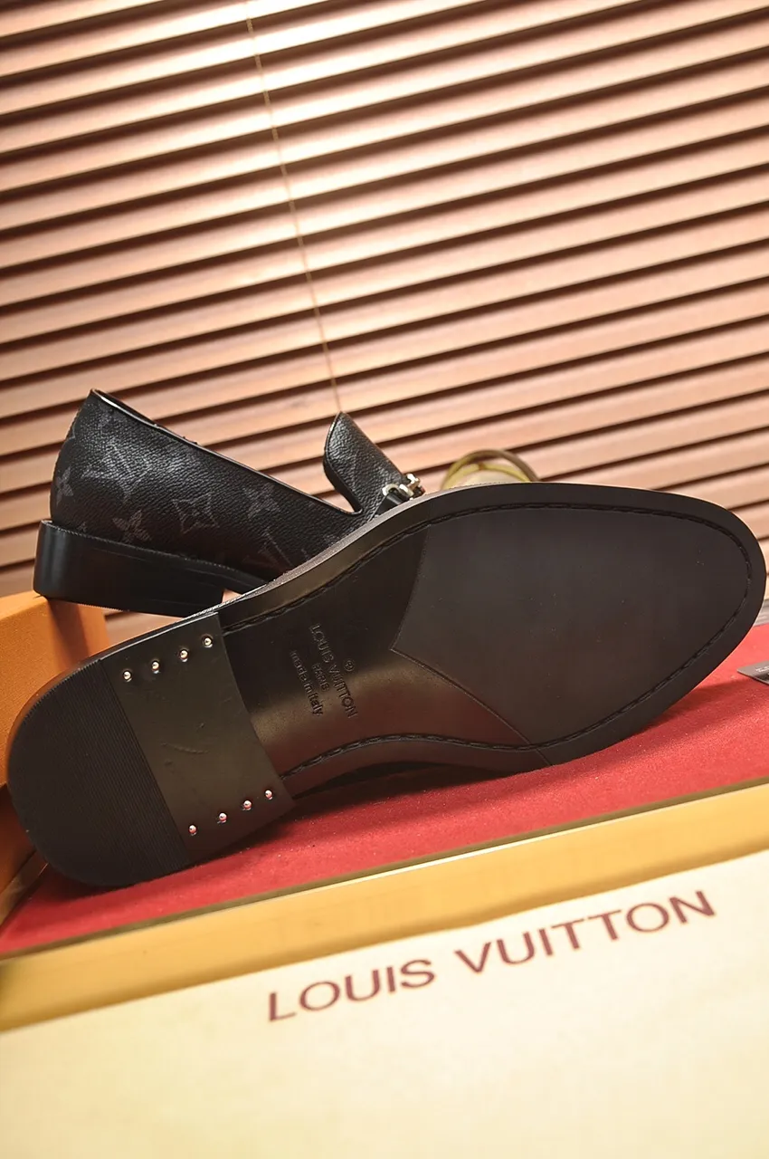 Men's men's shoes 💰460💶 [LV] (all high-end sheep lining) 🍀LV's latest genuine leather business suit shoes are launched simultaneously on the official website. The first-layer cowhide imported from Italy is made of heavy gold, 💥official website 1:1 rubber outsole. Versatile to wear, high-end without losing class, and the color combination is extraordinary. This four-season style is alluring when worn on your feet, showing off your big-name flair. Standard code 38-45 (45 customized)